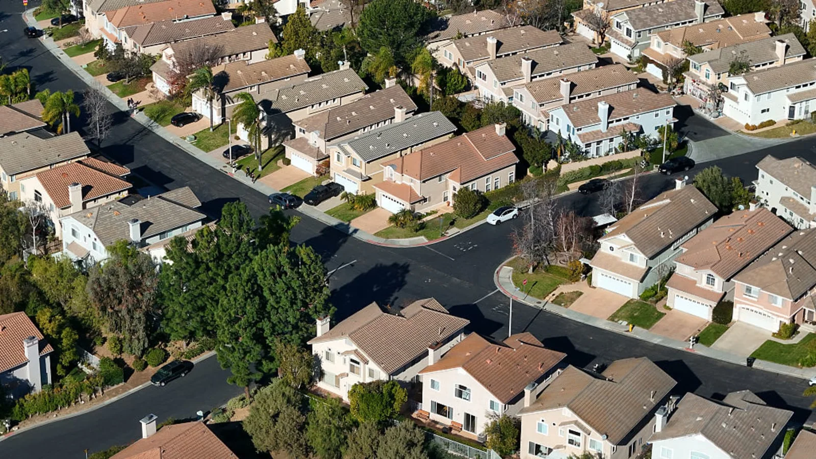 Mortgage rates slip under 6% to fresh 2022 low, fueling refi surge