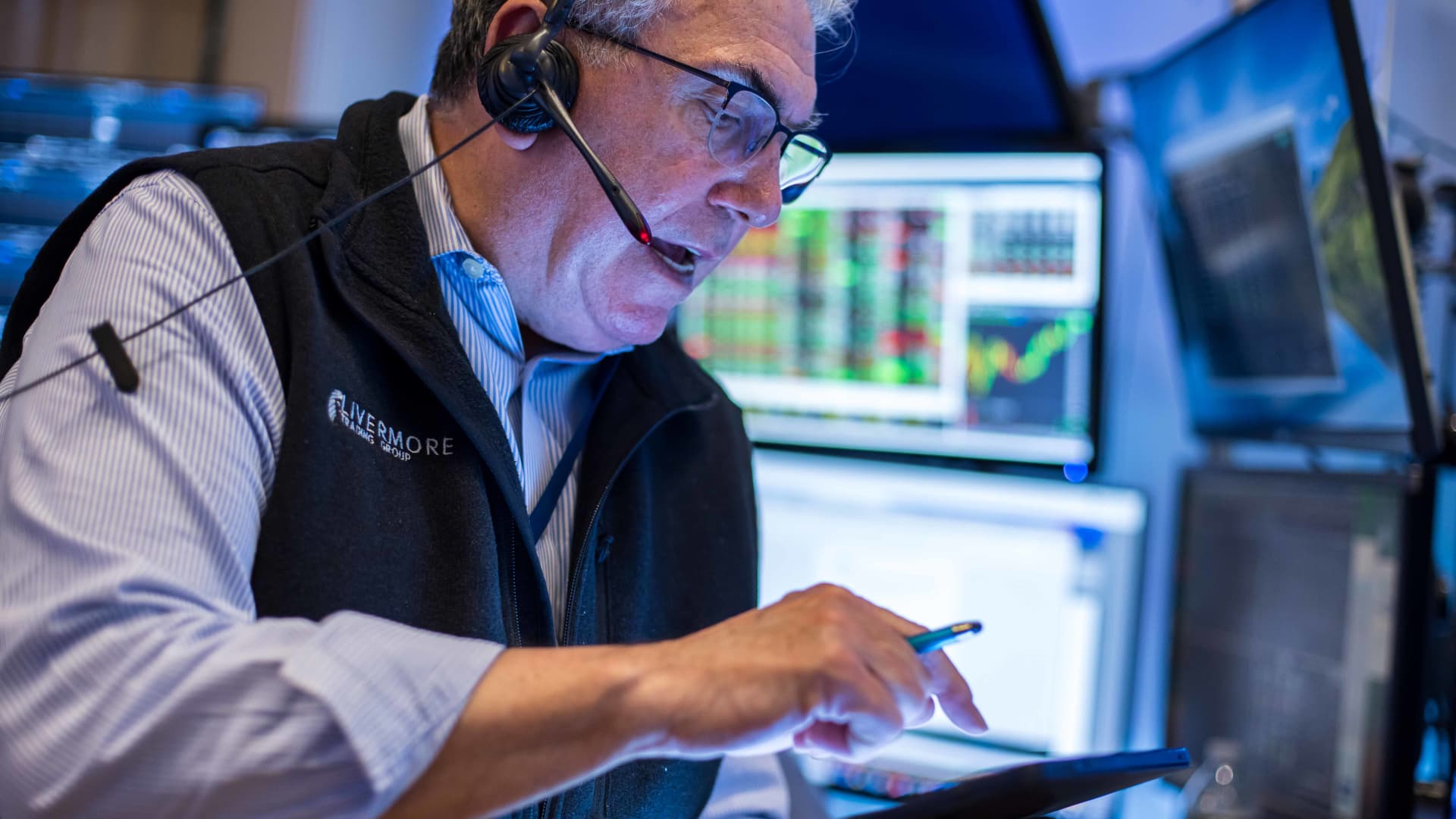 Featured image for Wall Street Gains Amid Tariff Concerns and Economic Data