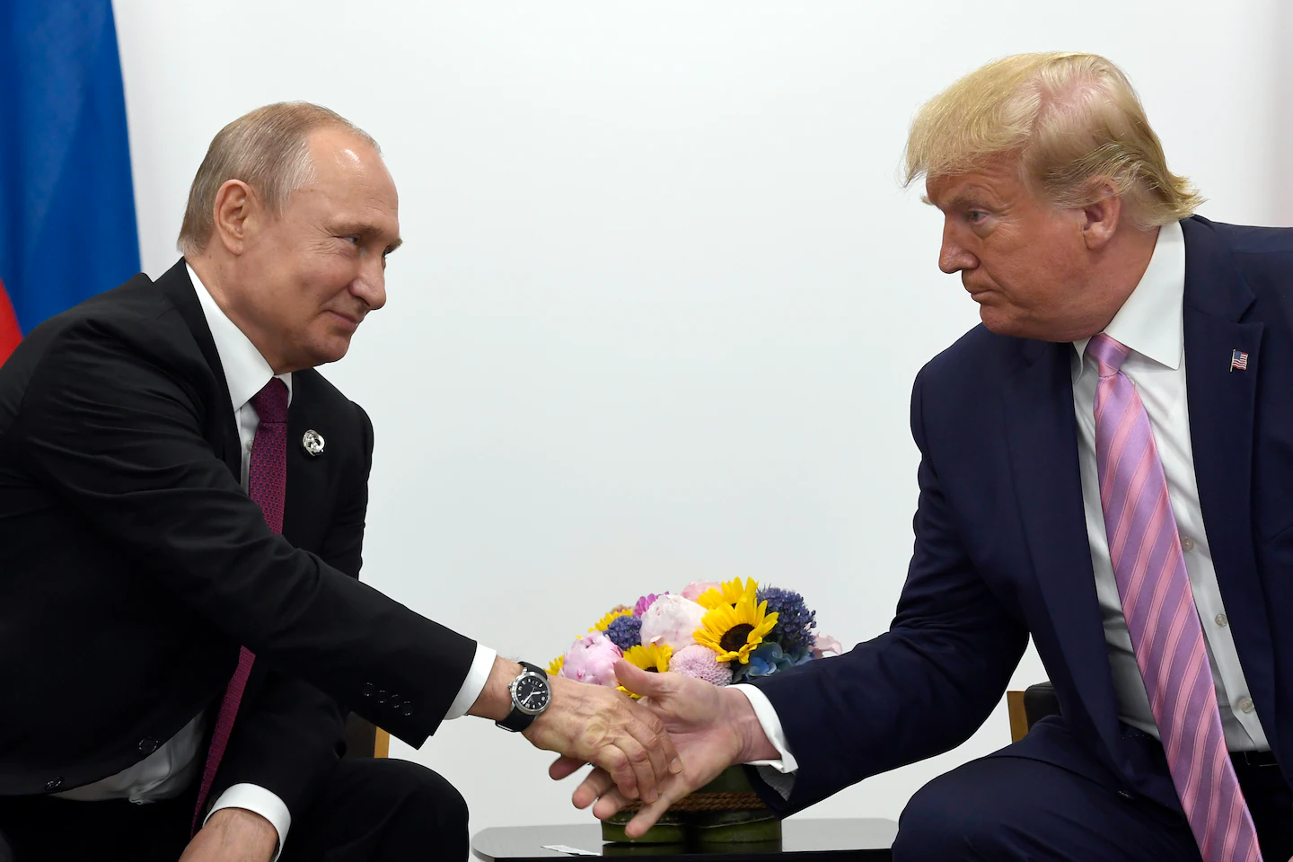 Trump Urges Putin to De-escalate Ukraine Conflict Amid Peace Talks