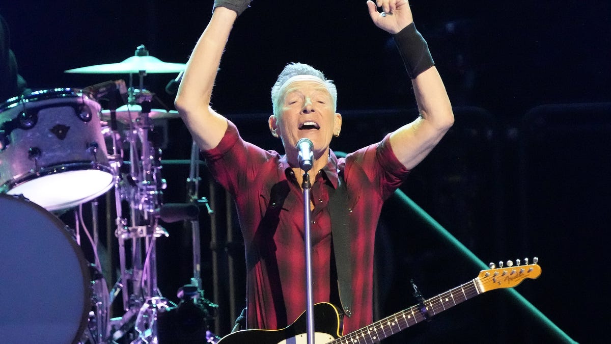 Featured image for "Springsteen's Phoenix Tour Relaunch: A Blistering Return After Health Setback"