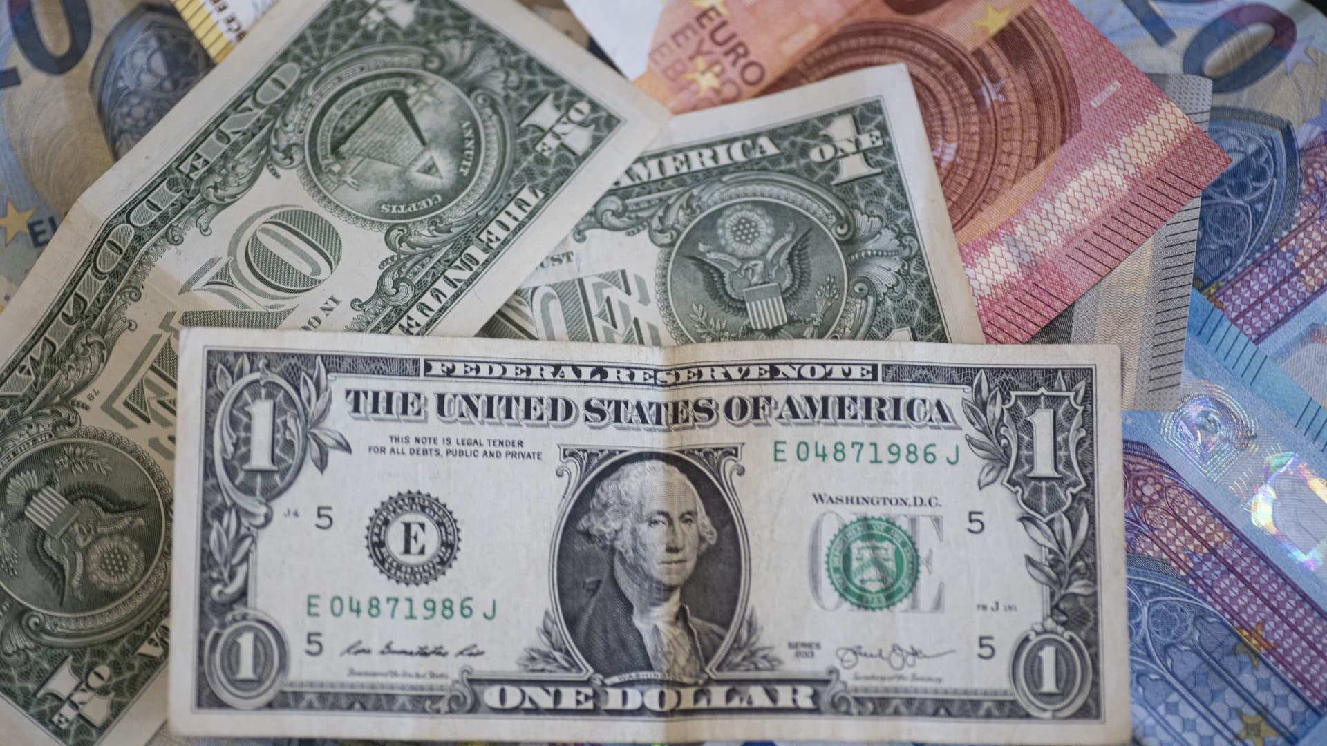 "Inflation Eases, Dollar Hits 15-Month Low Amid Rate Peak Speculation"