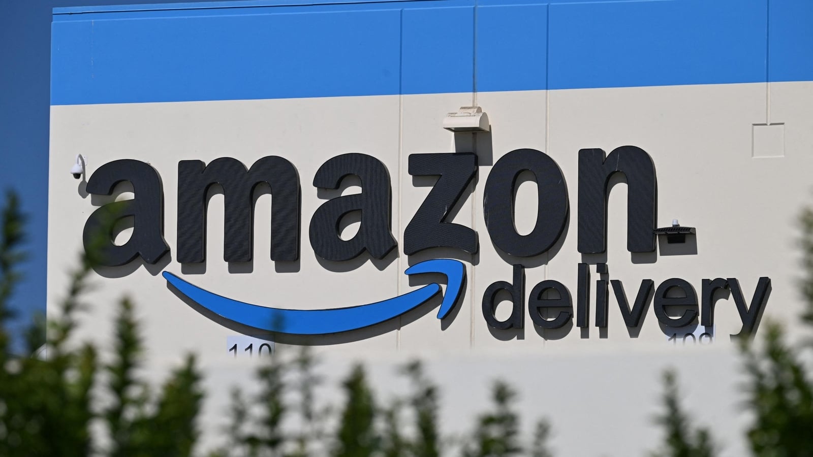 Featured image for FDA Recalls 7 Brands of Amazon Eye Drops for Unauthorized Distribution