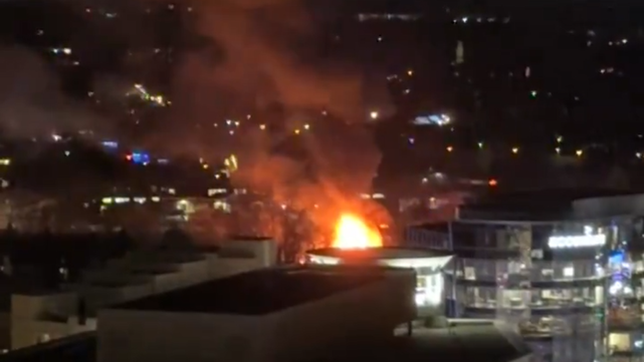 Featured image for Explosion rocks Arlington home as suspect fires flare gun during police search