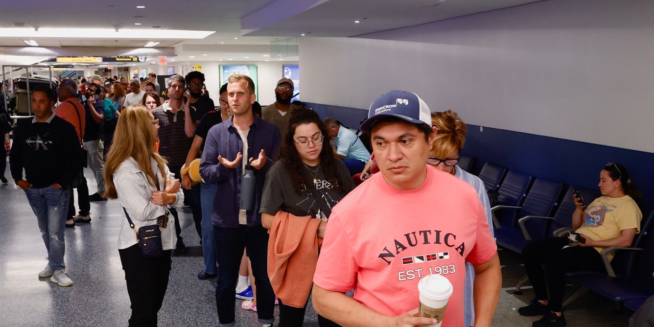 Featured image for David Brooks Faces Backlash for $78 Airport Meal Complaint