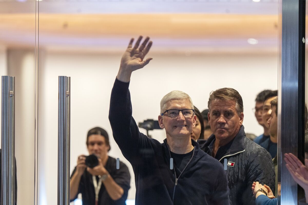 "Tim Cook Boosts Apple's Presence in China Amid Declining Sales"