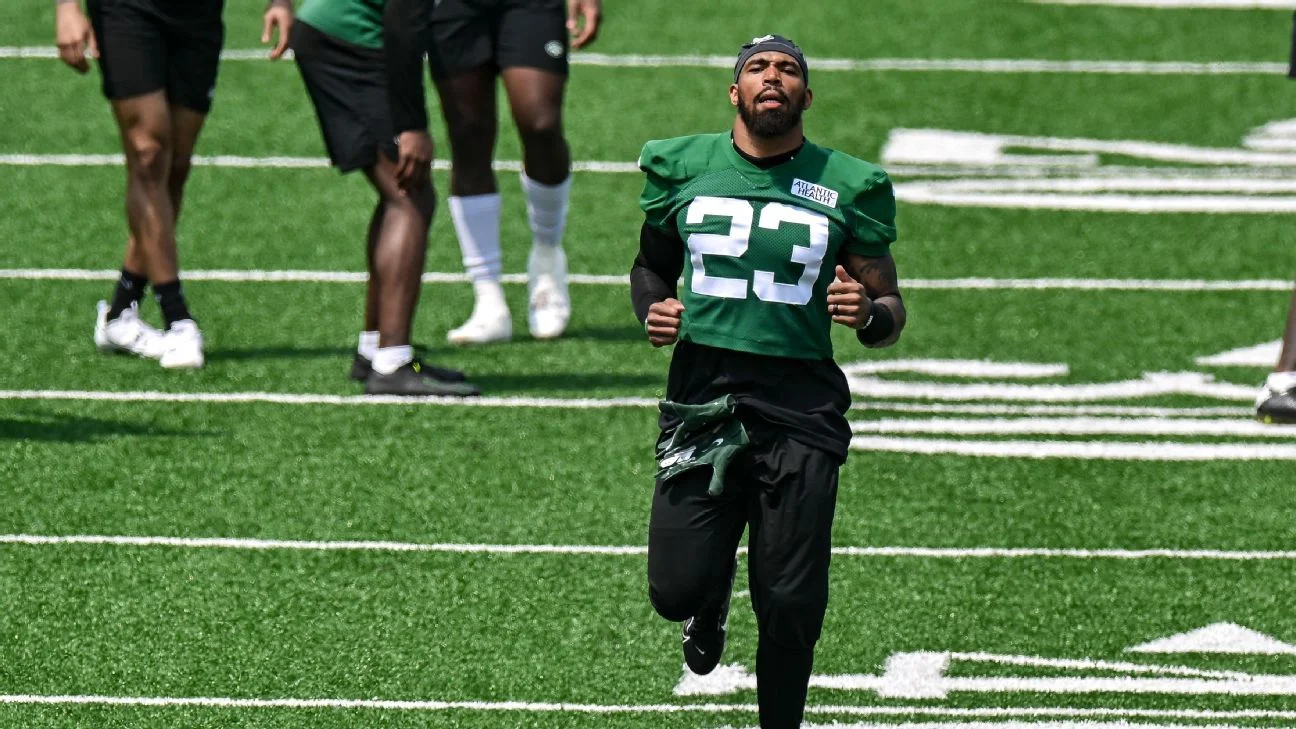 Jets Safety Chuck Clark Suffers Season-Ending Torn ACL Injury.