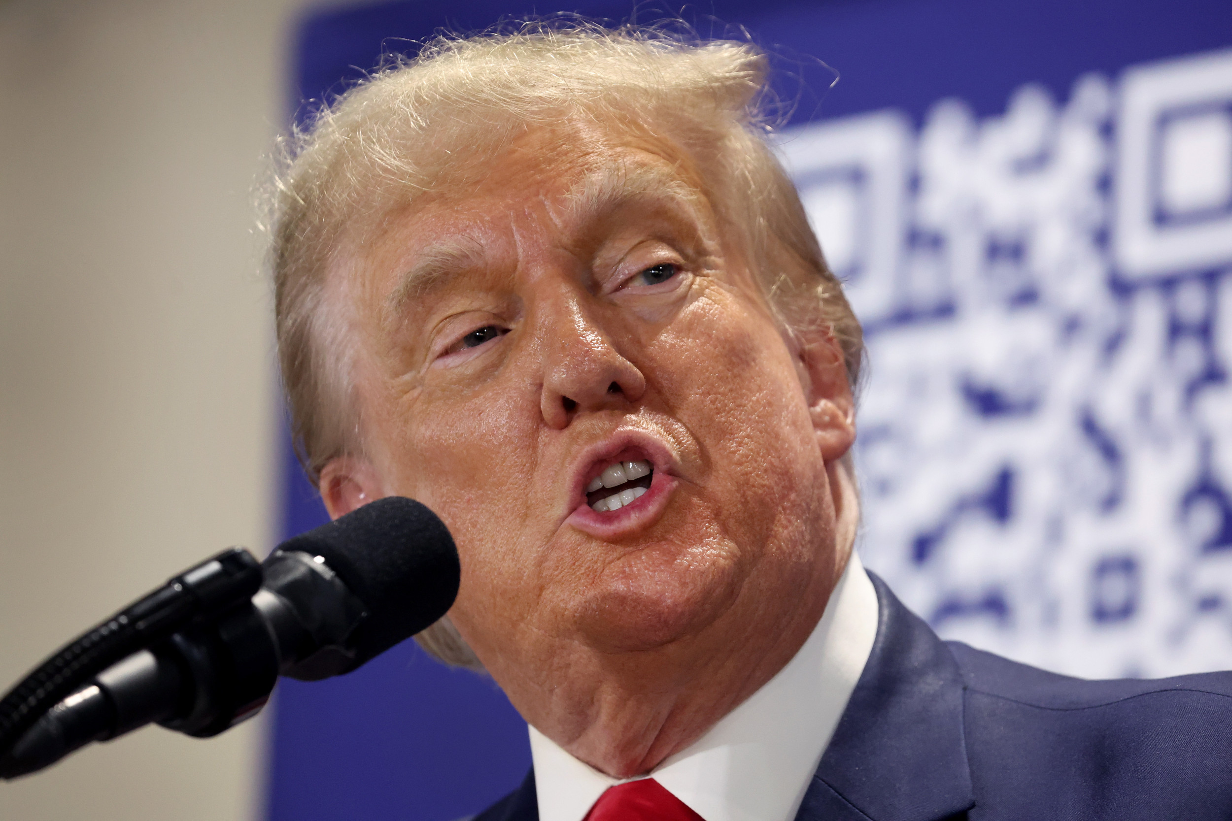 "Trump's Promises to Autoworkers Clash with Union Leaders' Criticism"
