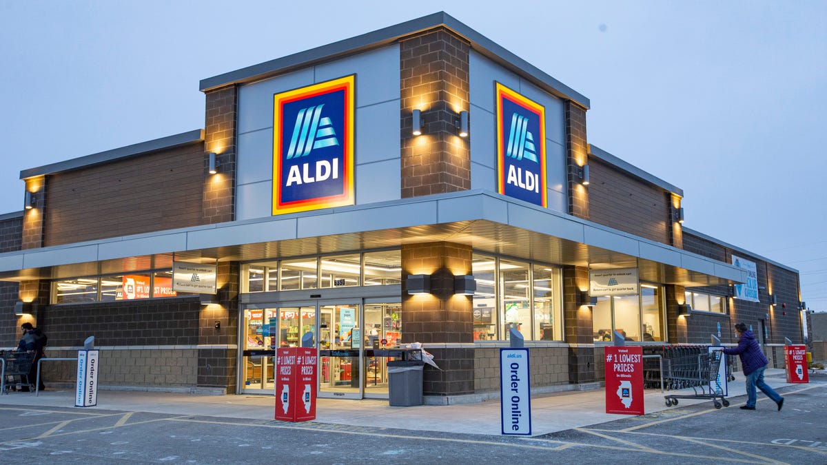 "Aldi's Seasonal Delights: Unbeatable Thanksgiving Deals and Must-Have Holiday Treats"