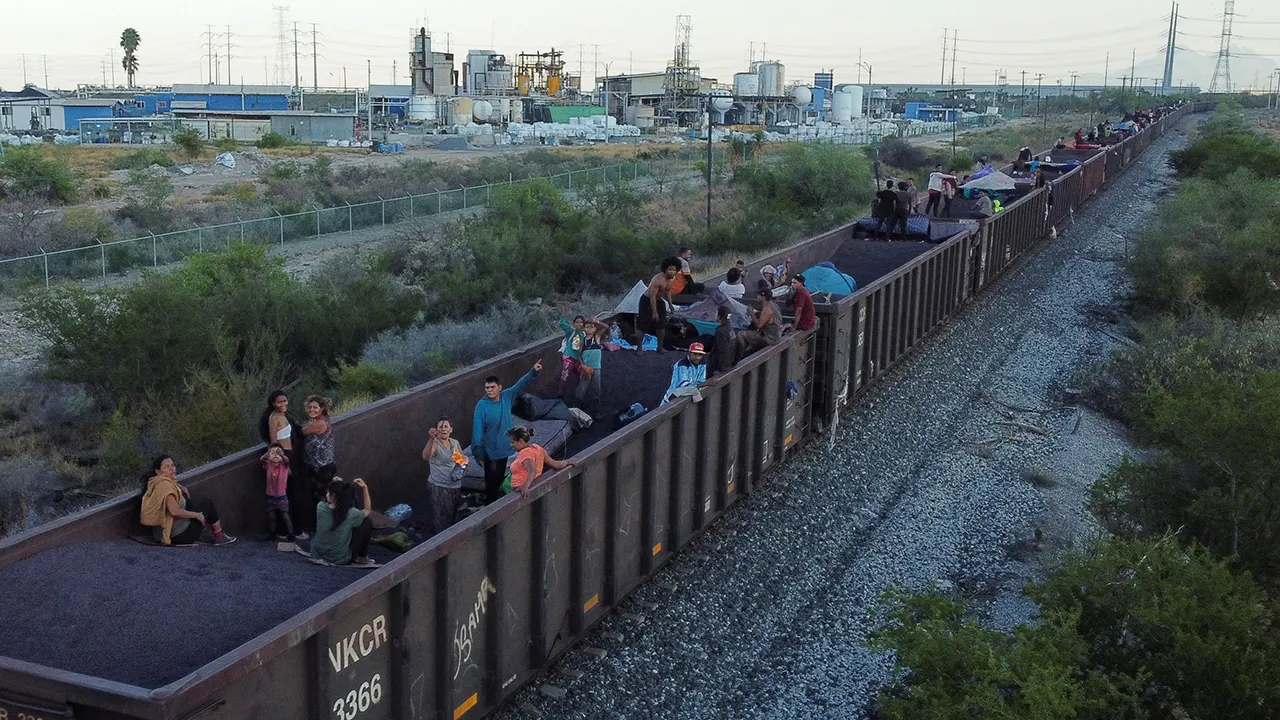 US Customs Suspends Railway Operations at Texas-Mexico Border Amid Migrant Surge