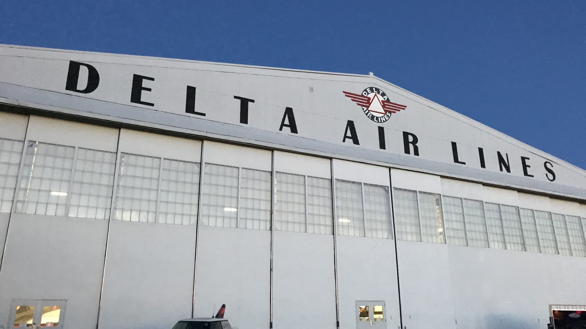 Featured image for Delta Airlines Reports Strong Q3 Earnings and Optimistic 2026 Outlook