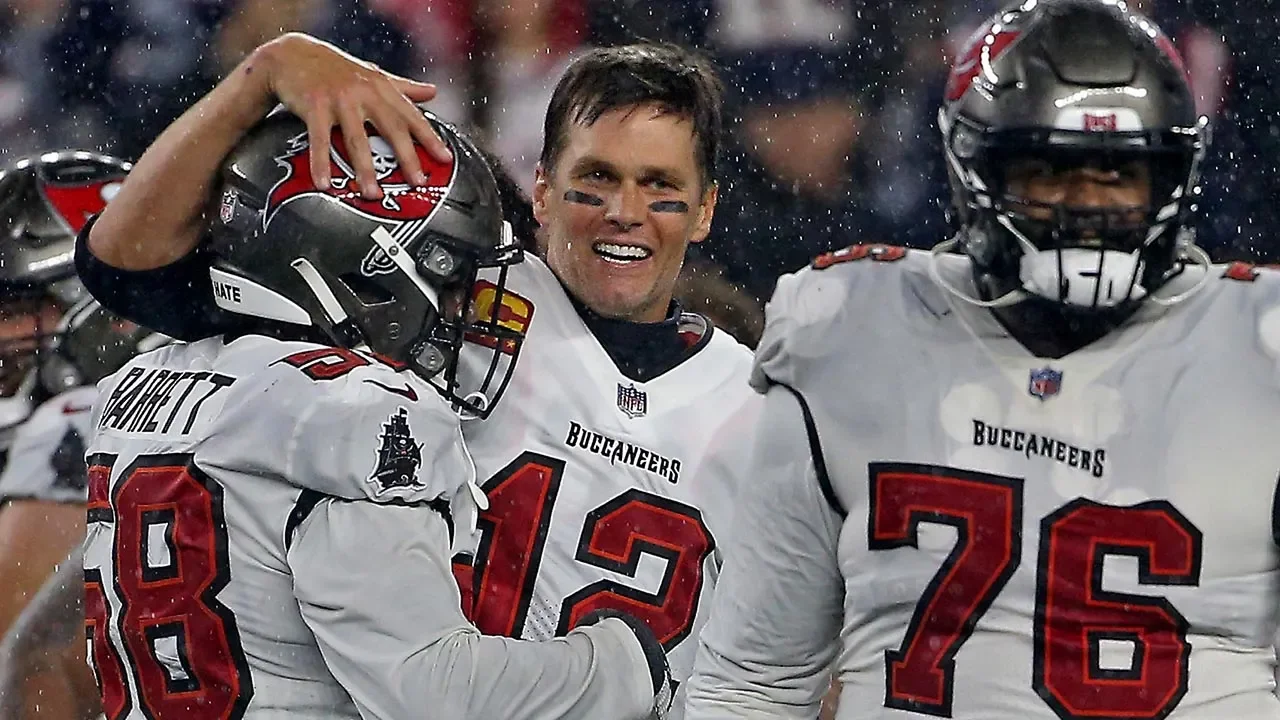 Bucs player Shaquil Barrett's daughter drowns in pool, receives condolences from Tom Brady.