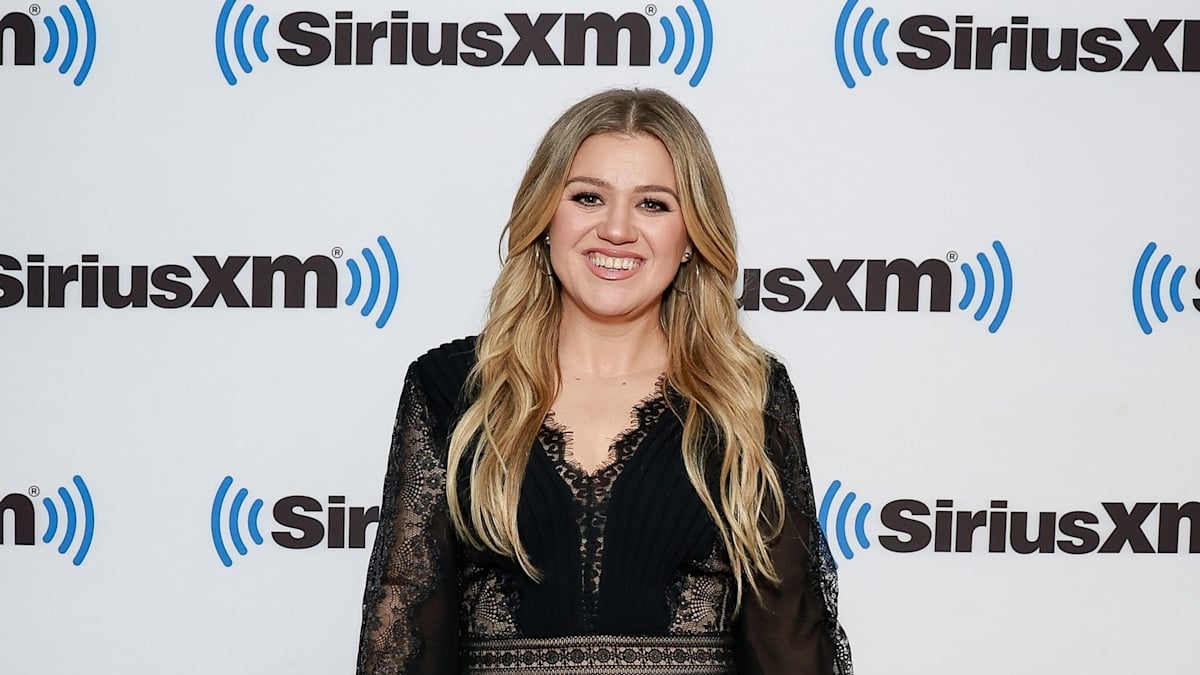 Featured image for Kelly Clarkson's Bold Hair Transformation Leaves Fans in Awe