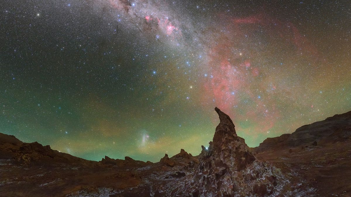 Featured image for Stunning Night Sky Photo Captures Milky Way's Radiance in 'Valley of the Moon'
