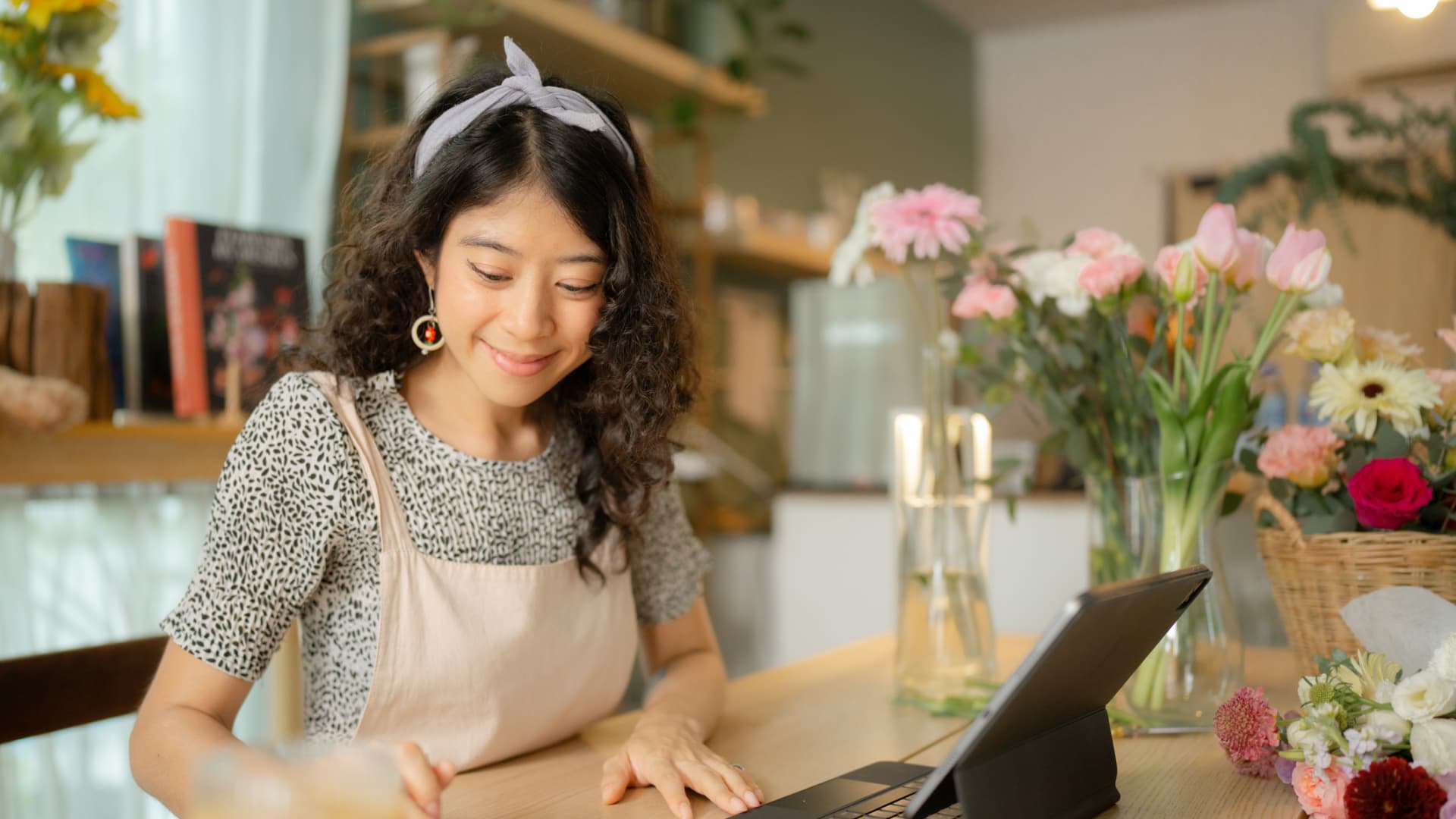 "Expert recommends opening Roth IRA for new investors over Traditional IRA"