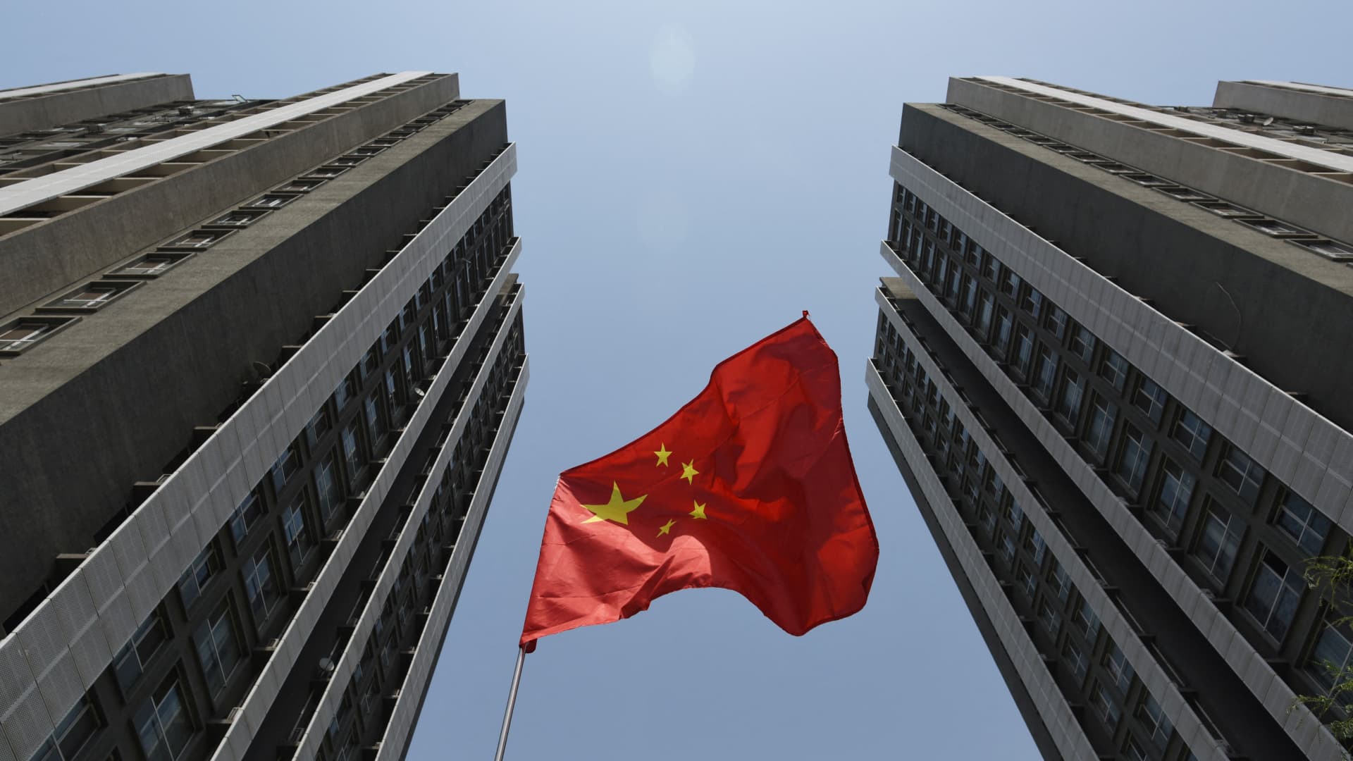 "China's Economic Woes: Hong Kong Shares Tumble as Growth Story Falters"