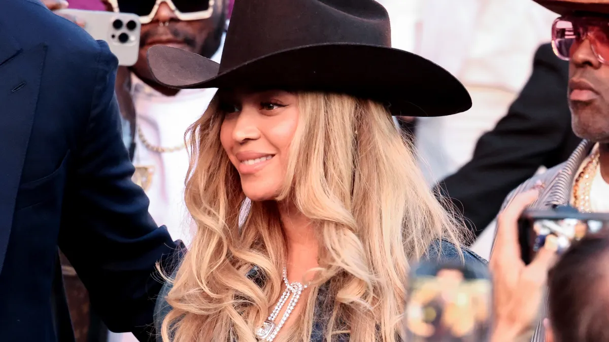Featured image for Fans Slam Beyoncé Over Controversial Native American-Themed Shirt