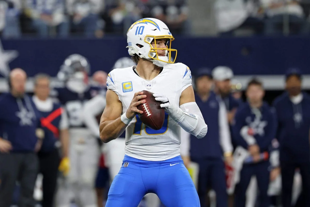 Featured image for NFL Week 17 Predictions, Matchups, and Buzz