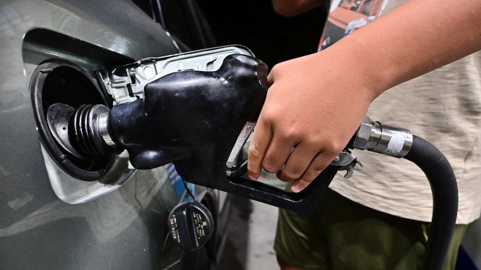 Gas Prices Continue to Drop Amid Global Tensions