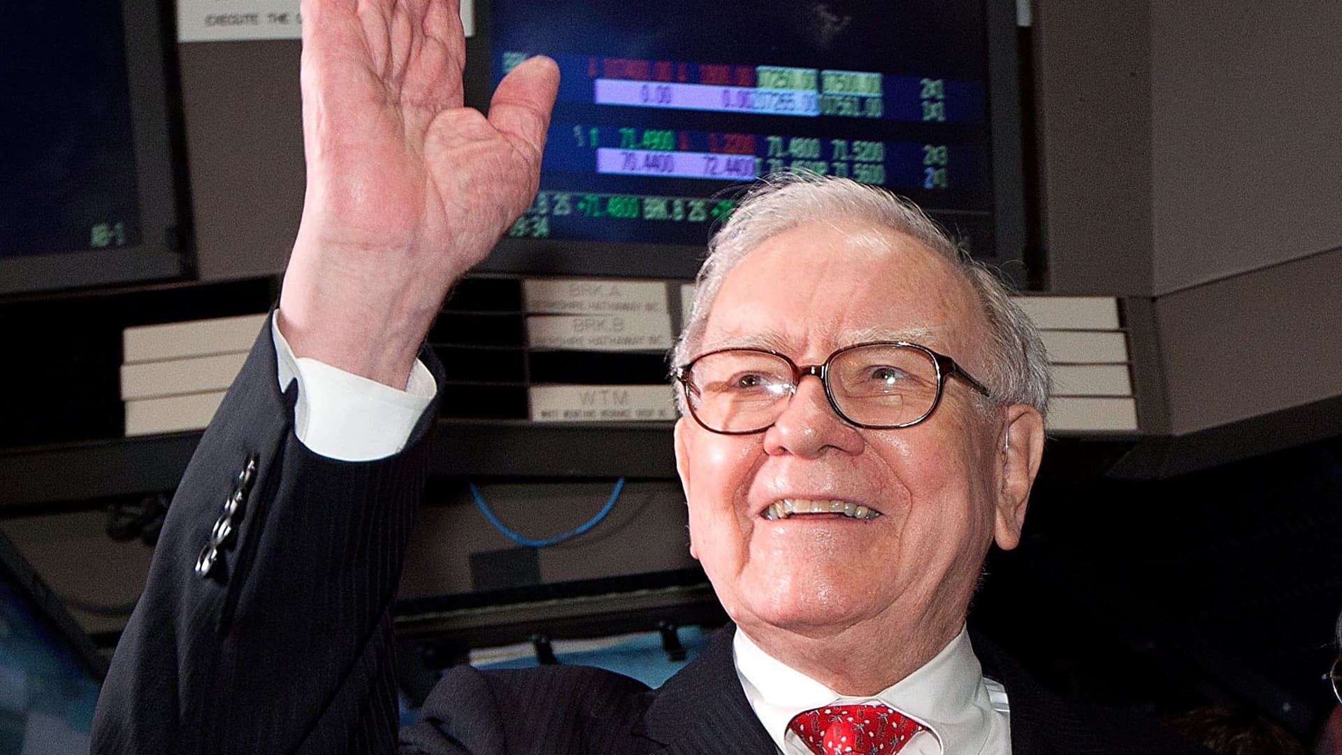 Warren Buffett warns of interest rates' impact on asset values, while portfolio manager reveals high-margin chip stock