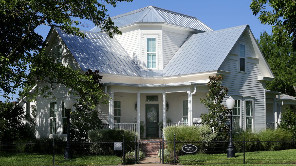 Featured image for "Chip and Joanna Gaines Put Magnolia House on the Market for $995,000"