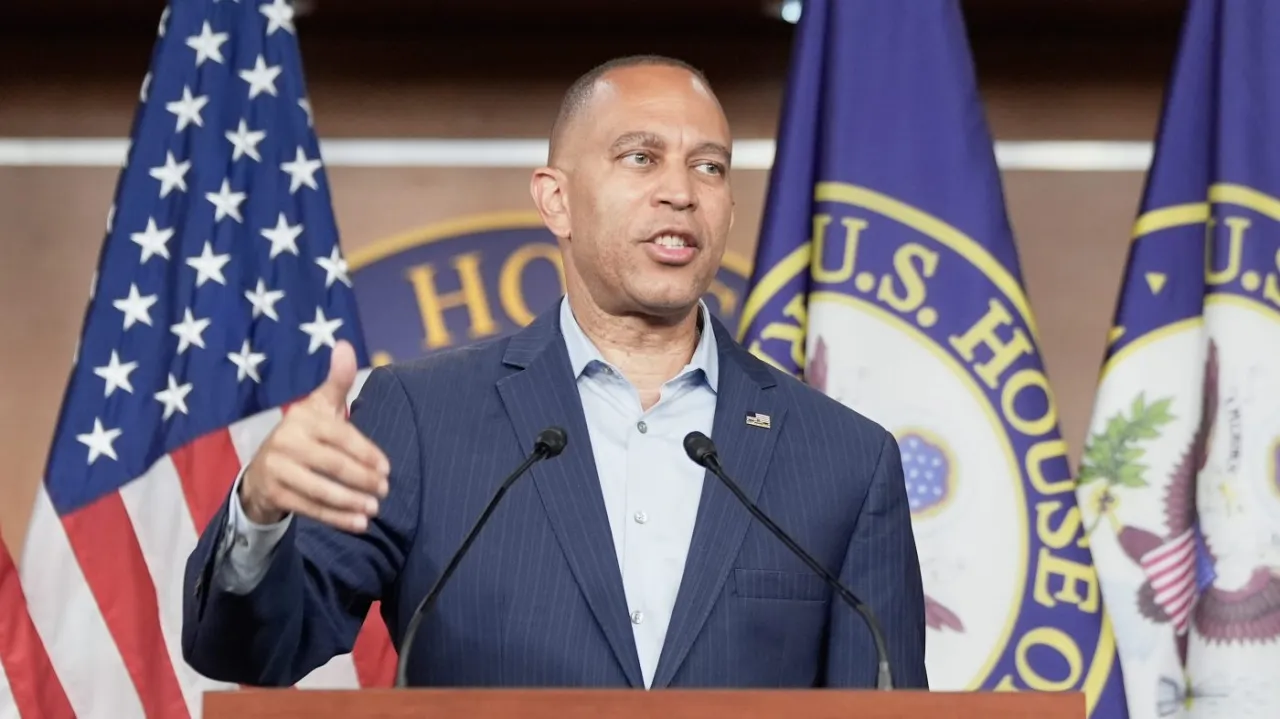 Featured image for Jeffries criticizes GOP and Trump amid looming government shutdown