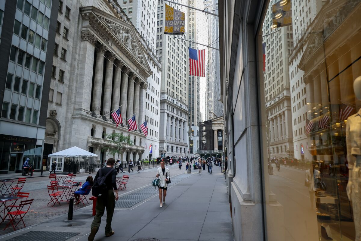 Featured image for Wall Street Bonuses Set to Reach Four-Year High for Second Consecutive Year