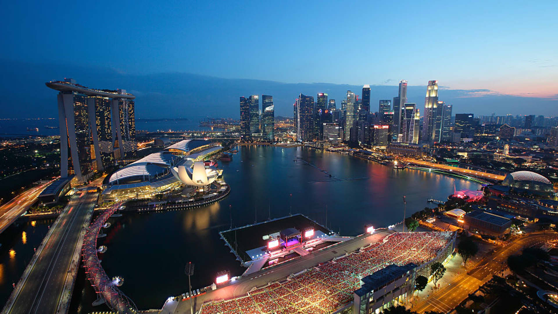Singapore's Economy Grows Slower Than Forecast, PM Lee Optimistic for Stronger 2024 Economy