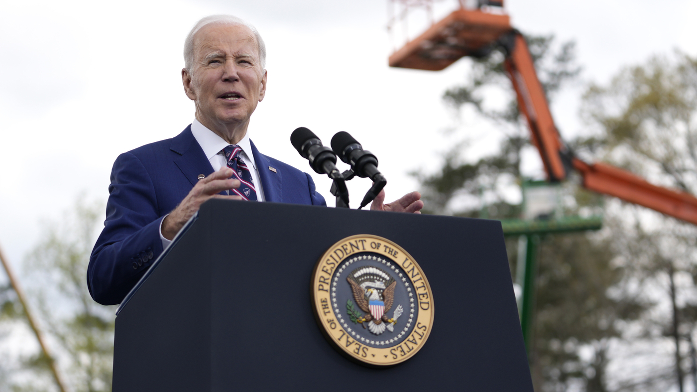 Featured image for Biden urges stricter banking regulations after recent failures.