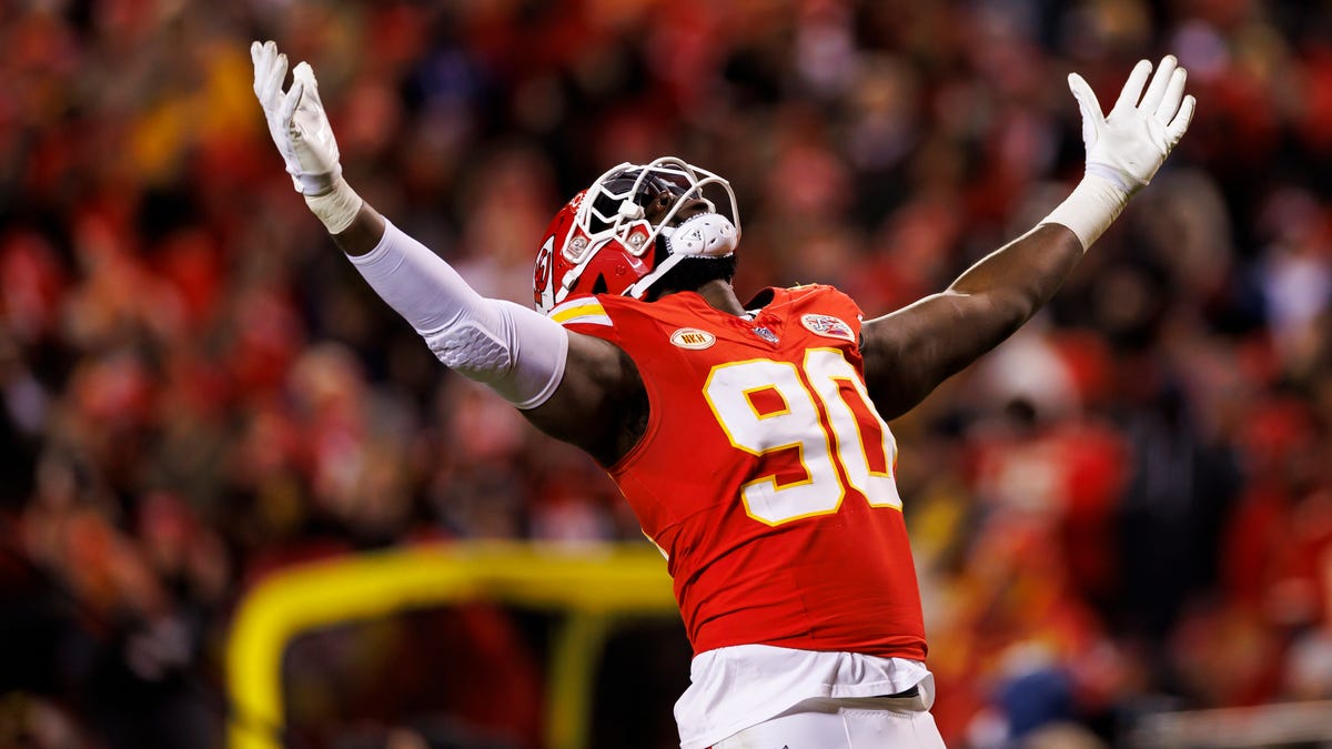 Featured image for "Chiefs-Dolphins Playoff Game: Swifties Get Free Peacock Access"