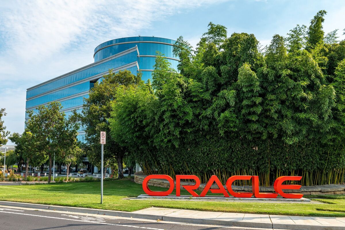 Featured image for Oracle Plans $18 Billion Bond Sale, Second Largest of the Year