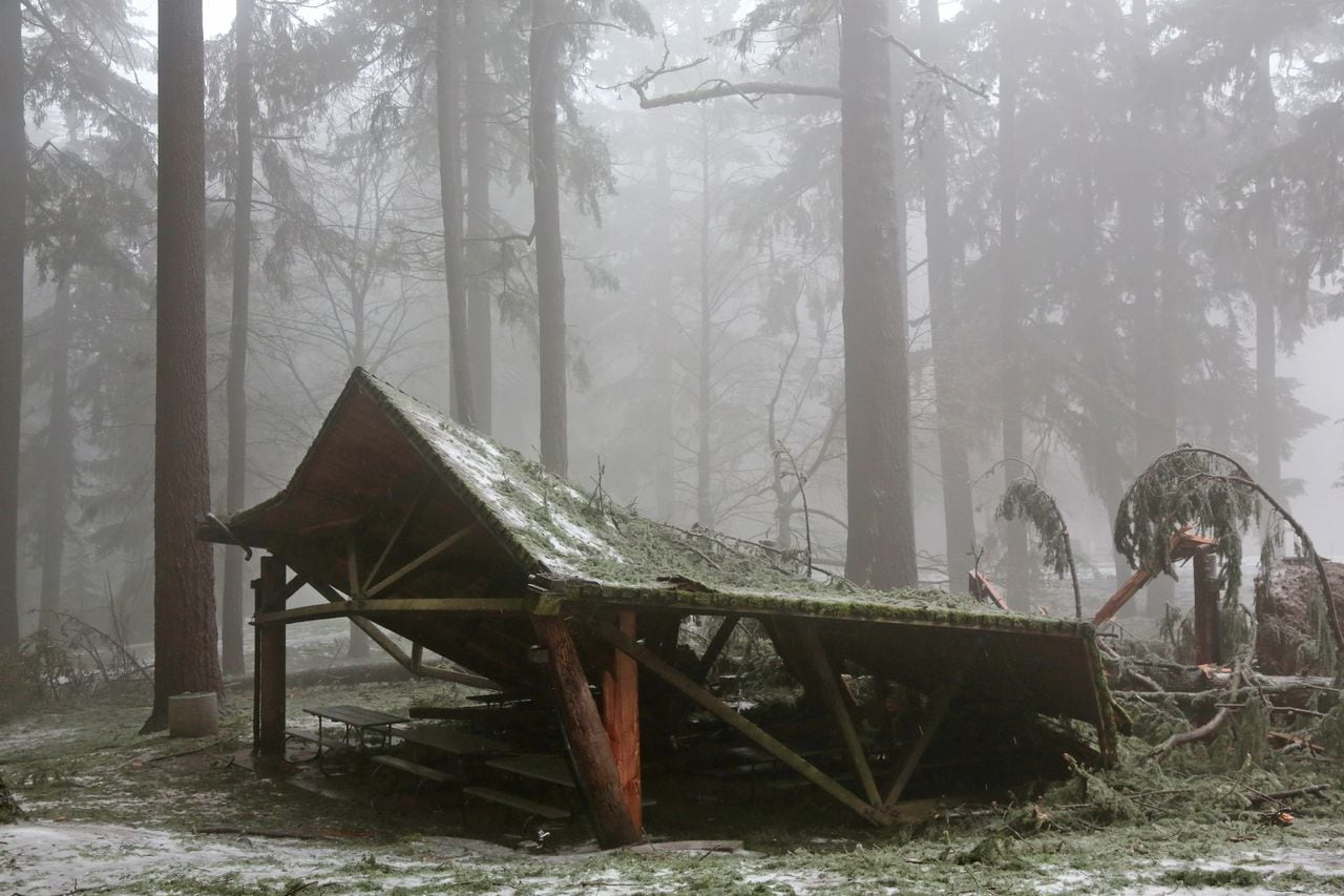 Featured image for "Oregon Icy Weather Closures: Schools, Offices, and Services Shut Down"