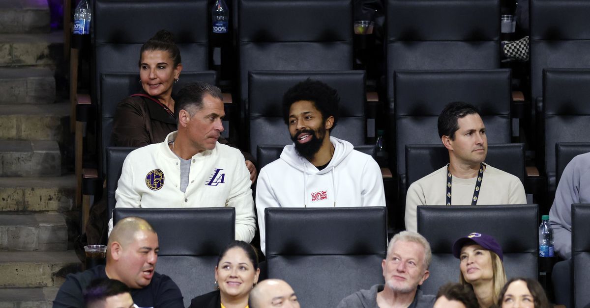 Featured image for "Spencer Dinwiddie Signs Bizarre Bonus Contract with Lakers"