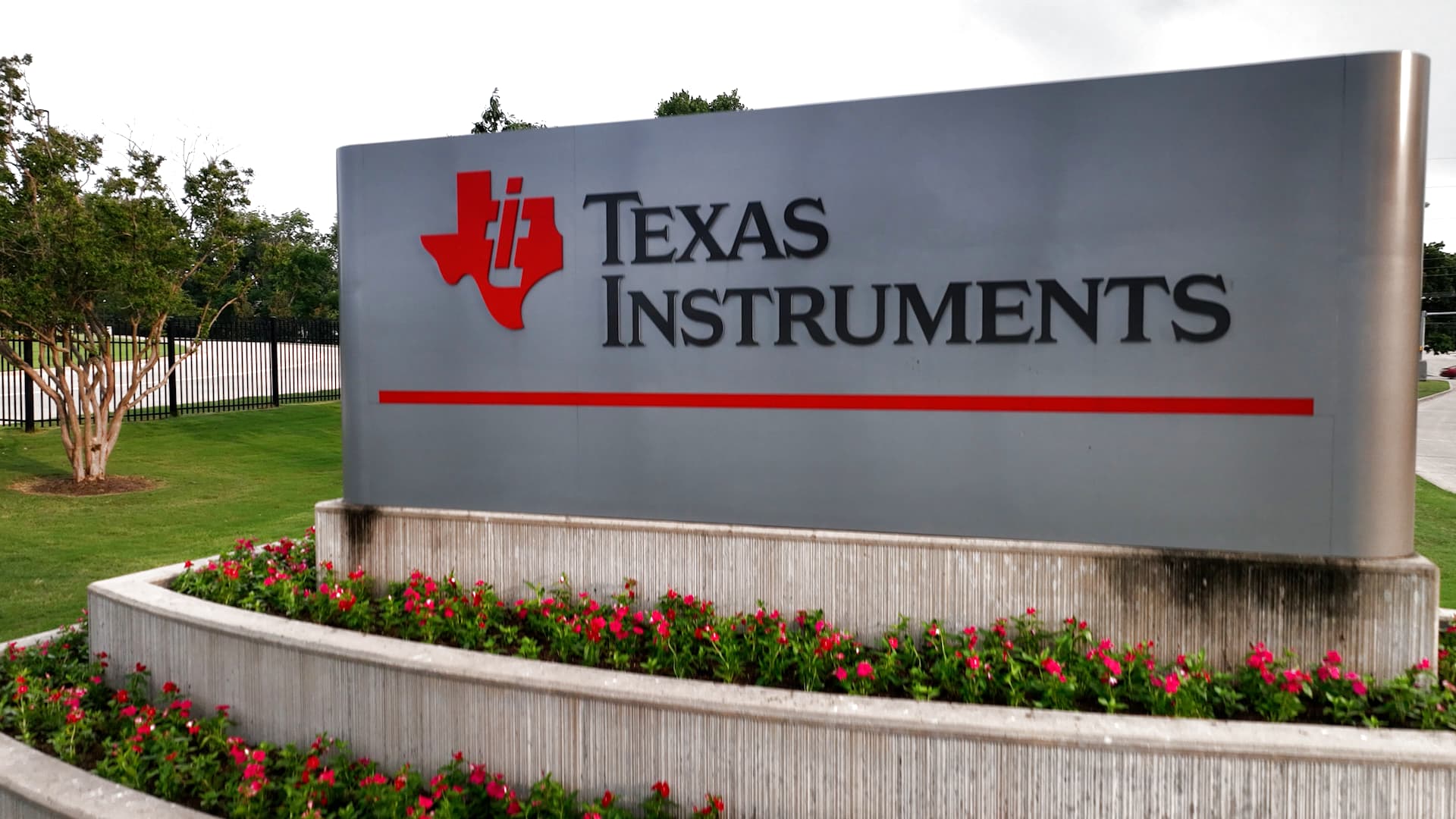 Featured image for Elliott Invests $2.5B in Texas Instruments, Calls for Better Cash Flow