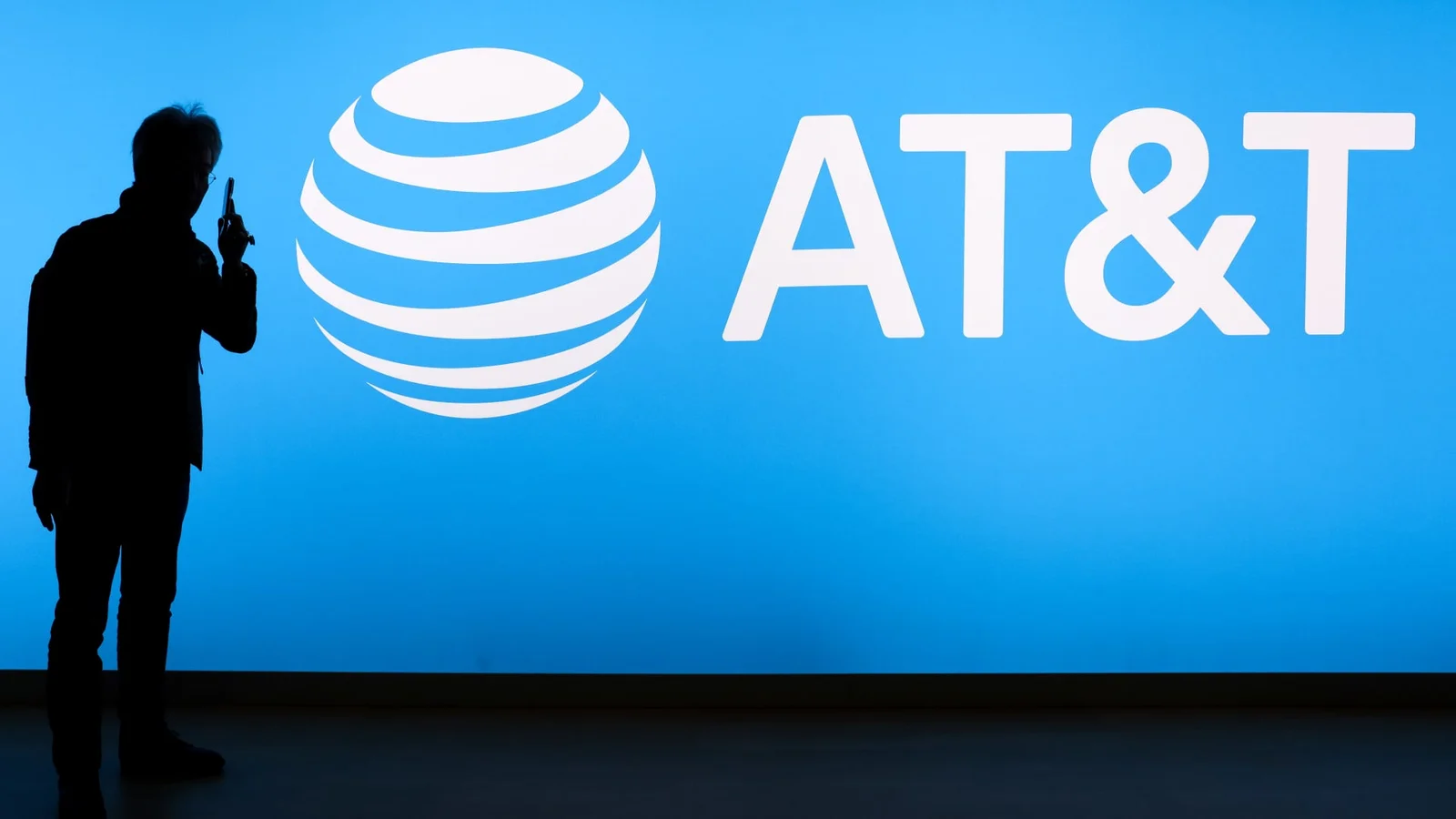 AT&T's Q1 performance disappoints investors with weaker revenue and cash flow.