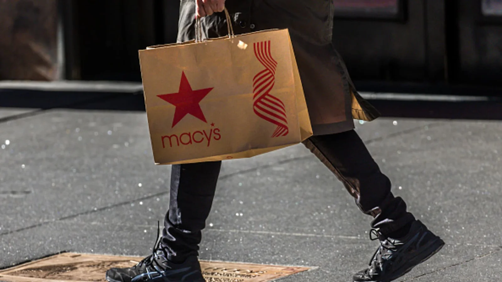 Macy’s beats Q4, braces for a cautious 2025 amid store refresh