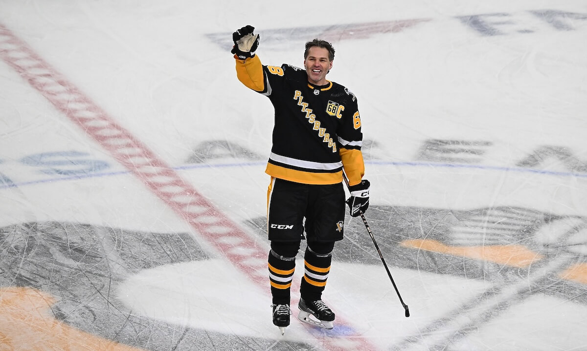 Featured image for "25,000 Jaromir Jagr Bobbleheads Stolen, Penguins Postpone Giveaway"