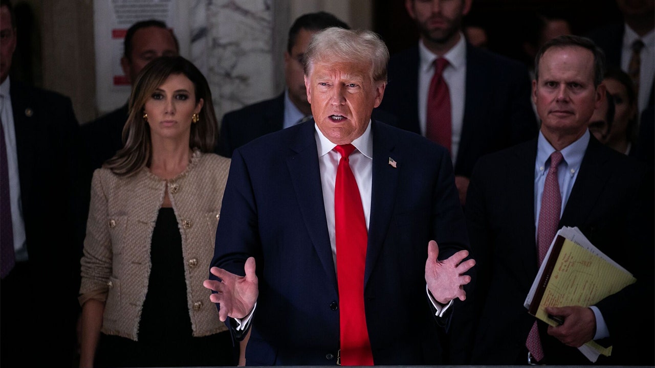 "Trump Dominates GOP Primary as Iowa Caucuses Approach"