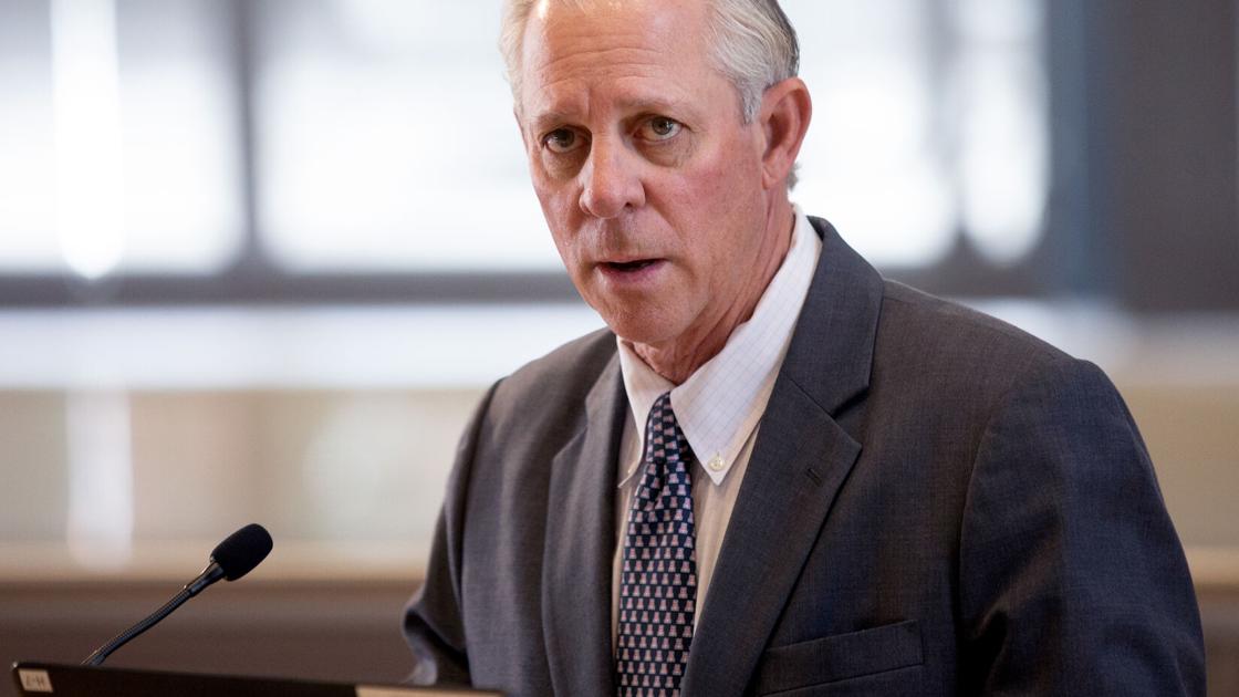 Featured image for "U of A President Robert C. Robbins Resigns"