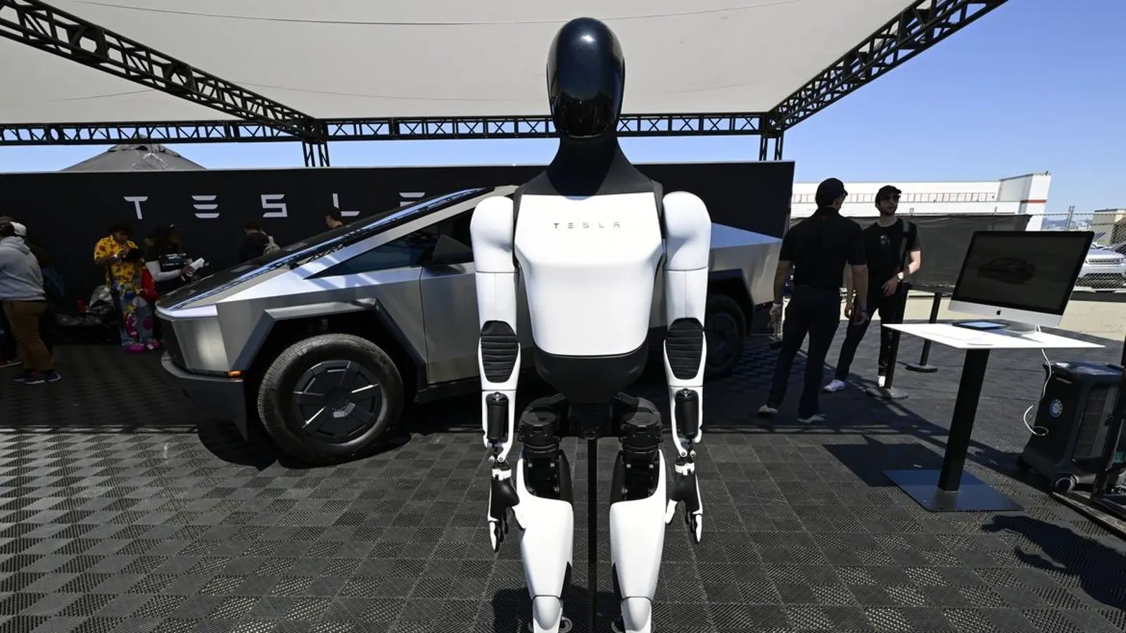 Tesla Faces Leadership Changes Amid Shift from Core EV Focus