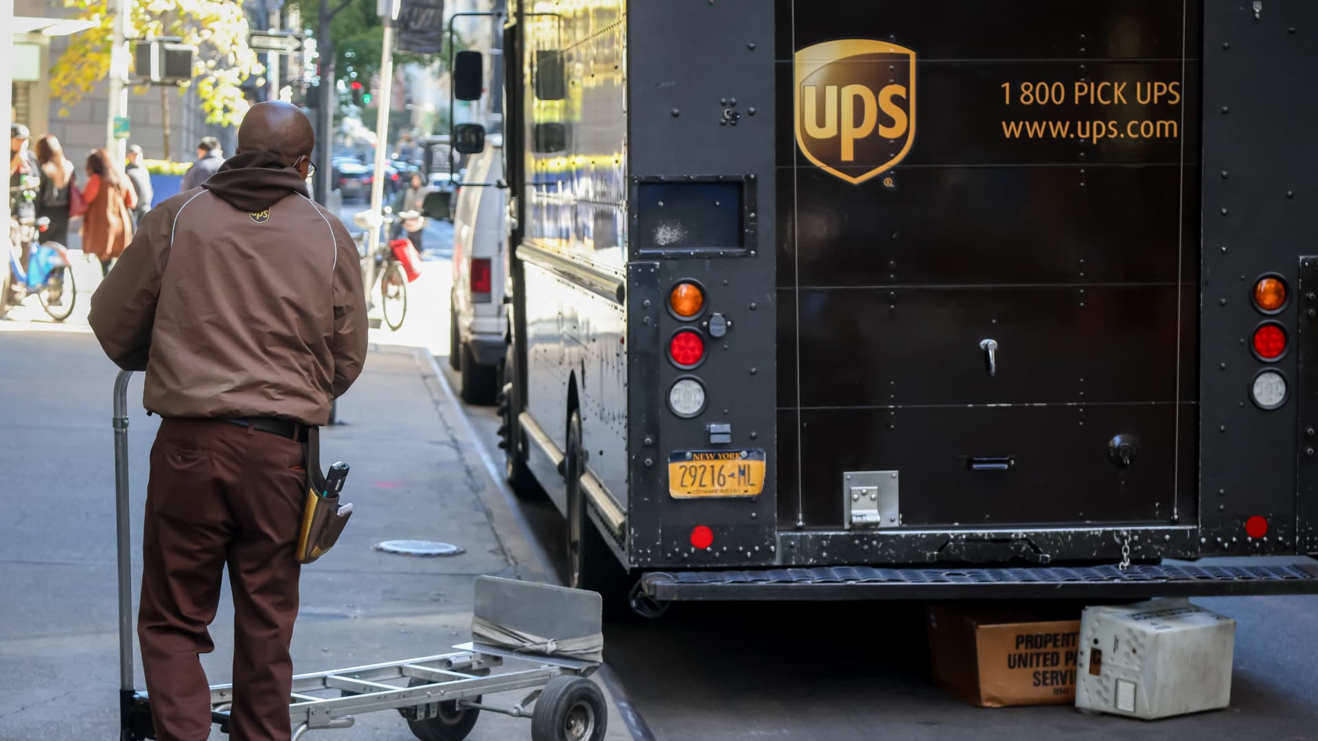 Featured image for UPS Shares Surge on Strong Earnings and Positive Outlook