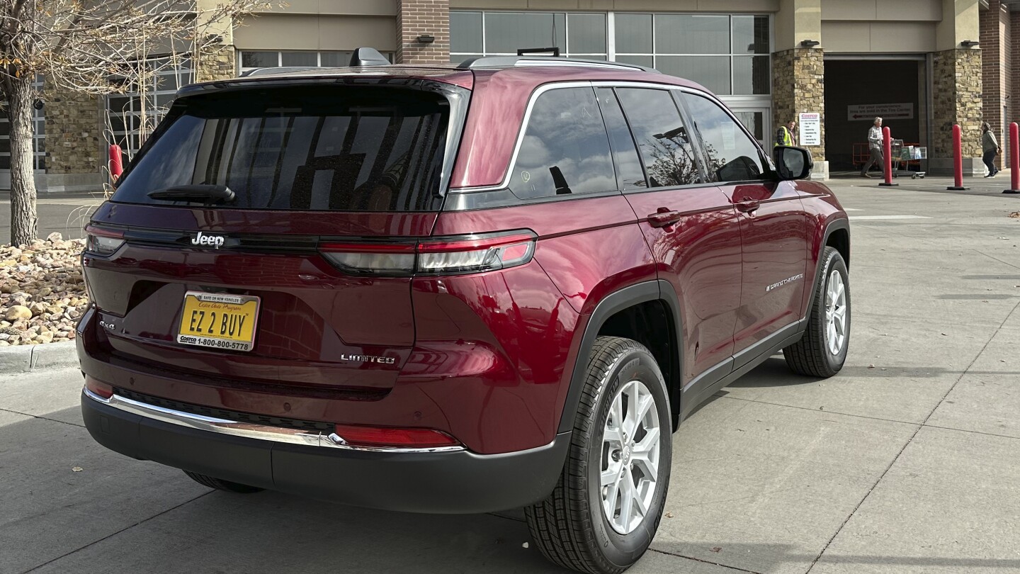 Featured image for "Chrysler Recalls Over 330,000 Jeep Grand Cherokees for Steering Issues"