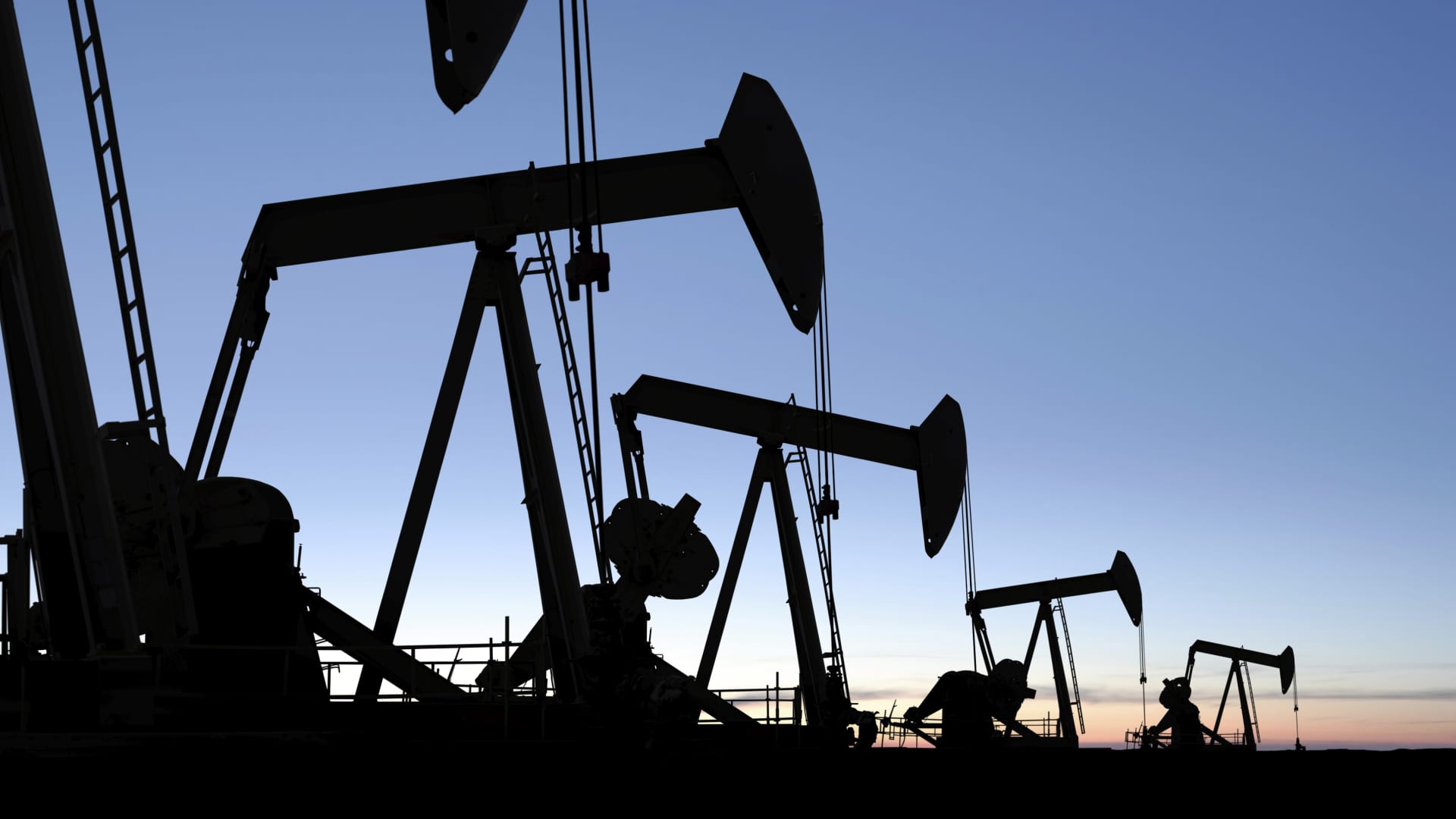 Oil Prices Face Uncertainty Amidst Weak Demand and Potential Bounce, Analysts Warn