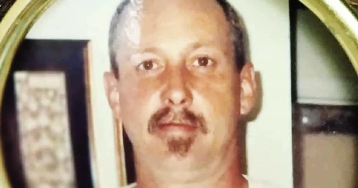 Man flips off war memorial before being shot dead