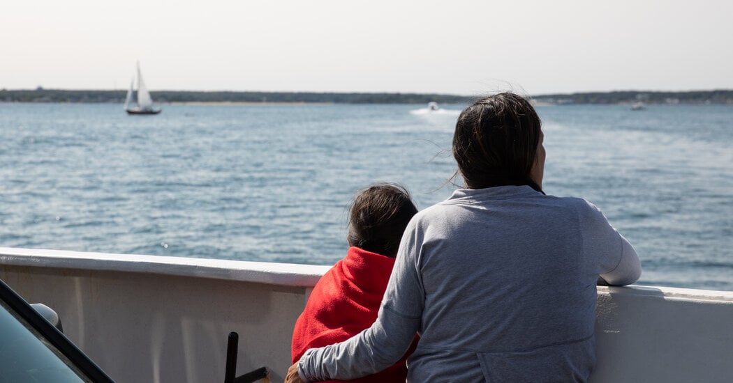 Featured image for Legal and Political Controversies Surrounding Florida's Migrant Airlifts.