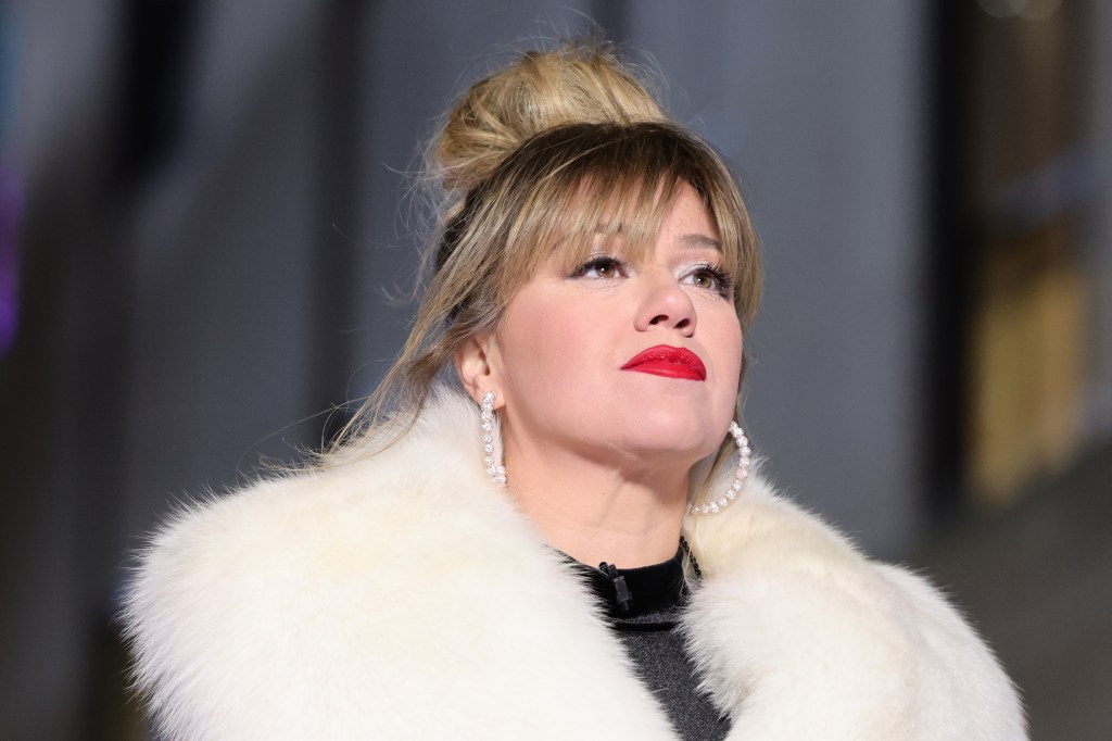 "Kelly Clarkson's Pre-Diabetic Diagnosis Sparks Weight Loss Journey"