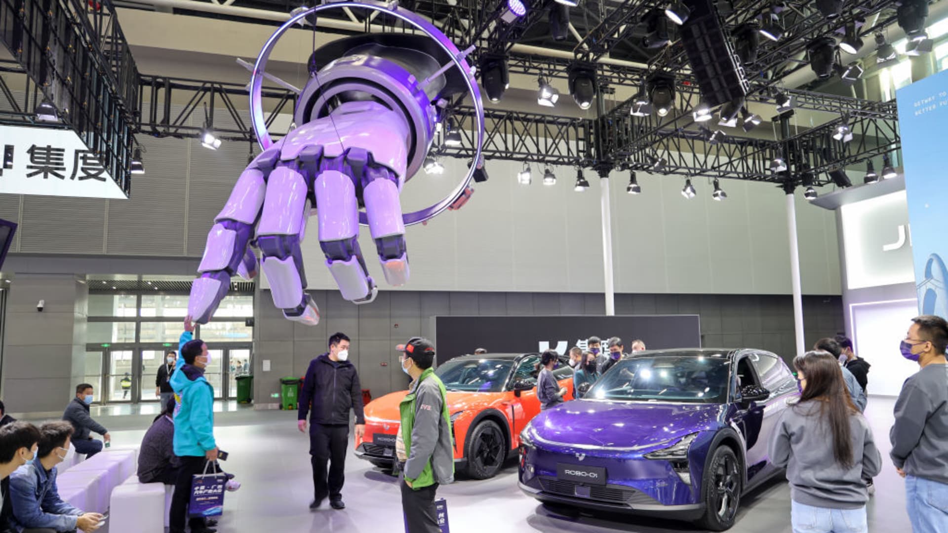Former Apple Engineer Indicted for Stealing Autonomous Car Tech for China and Fleeing to the Country.