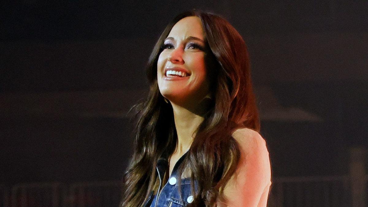 Featured image for Kacey Musgraves Confronts Fan for Unwanted Grab at Tampa Concert