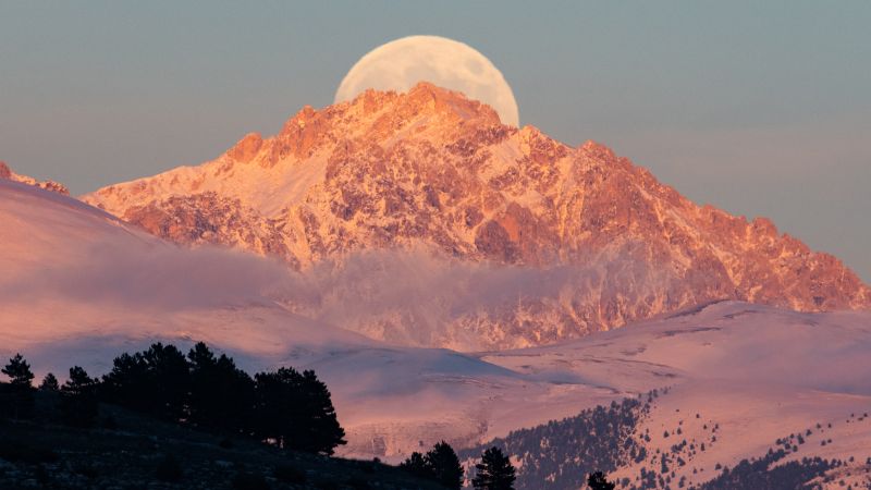 Featured image for November's Beaver Moon: Last Supermoon of 2024 Shines Bright