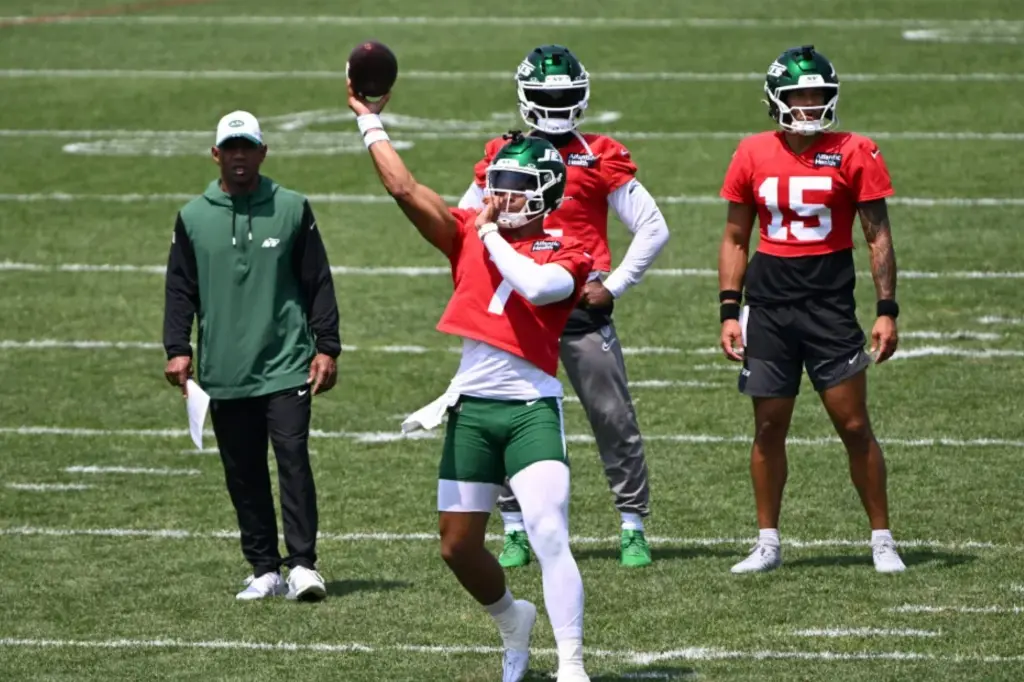 Featured image for Jets Training Camp Highlights: Justin Fields' Struggles and Key Player Updates