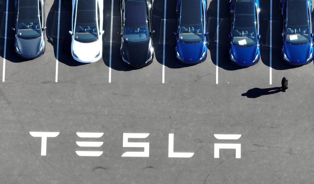 "Tesla's Market Value Plummets Amid Growing Risks"